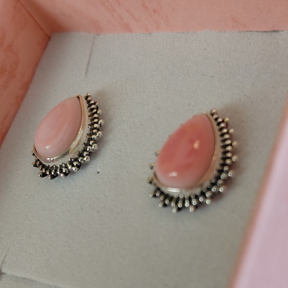 Pink Queen Conch Shell Teardrop Silver Earrings - Picture 5 of 7